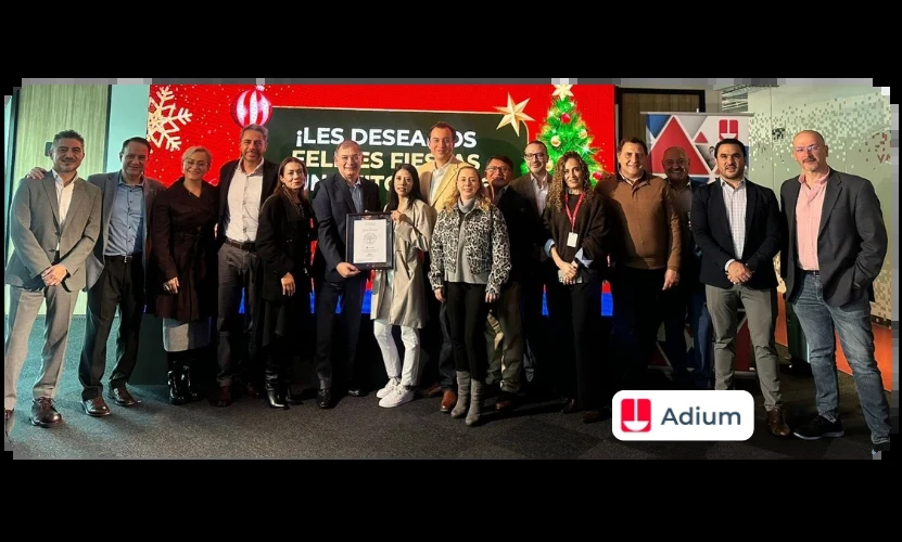 Entrega de reconocimiento Empresa Líder en Bienestar en Adium