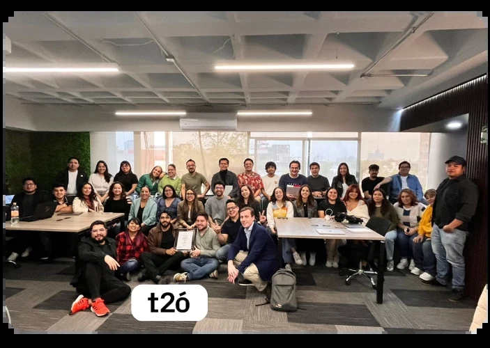 Colaboradores de t26 en la entrega del distintivo Empresa Líder en Bienestar